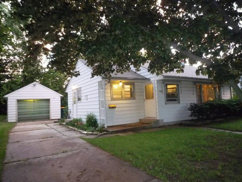 Property Photo:  1009 7th Ave  WI 53024-1809 