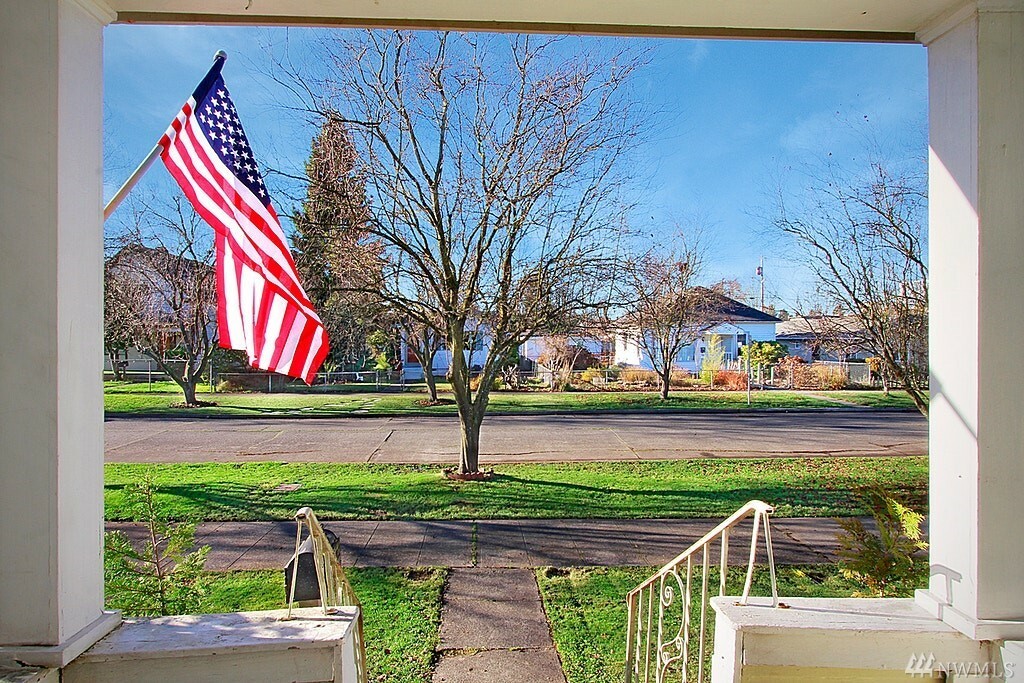 Property Photo: 1625 Rainier Ave WA 98201
