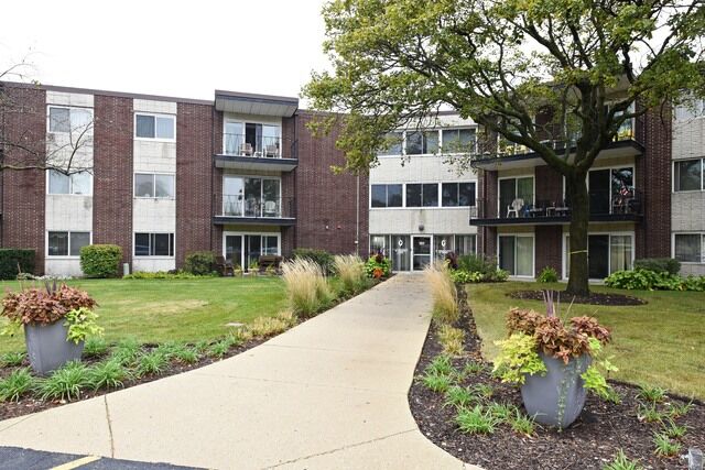 Property Photo: 2800 Maple Avenue 24A IL 60515