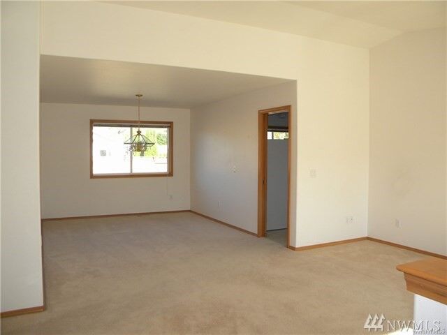 Property Photo:  942 E Fir St  WA 98382 