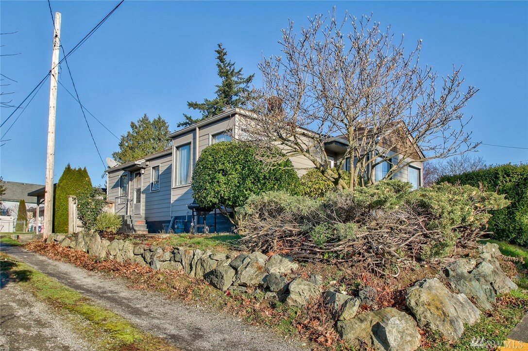 Property Photo:  1115 E Broad St  WA 98273 