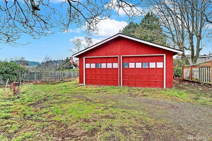 Property Photo:  522 9th Ave N  WA 98020 