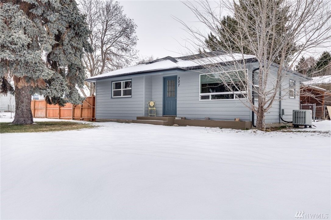 Property Photo: 307 N Kentucky Ave WA 98802