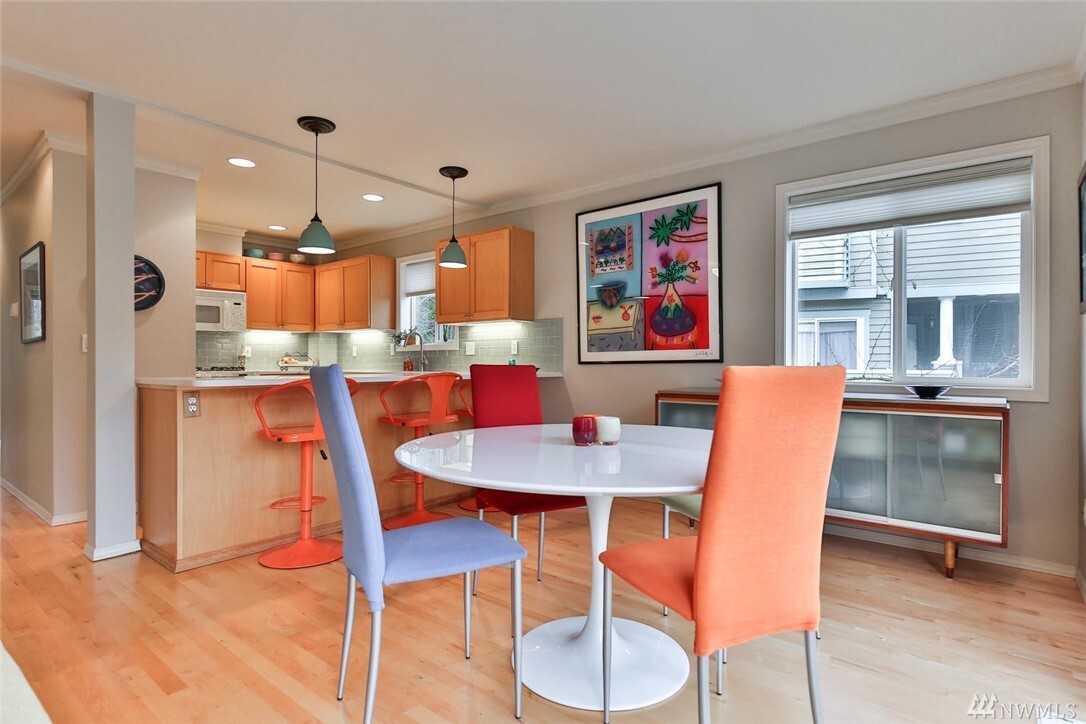 Property Photo:  102 9th Lane 102  WA 98033 