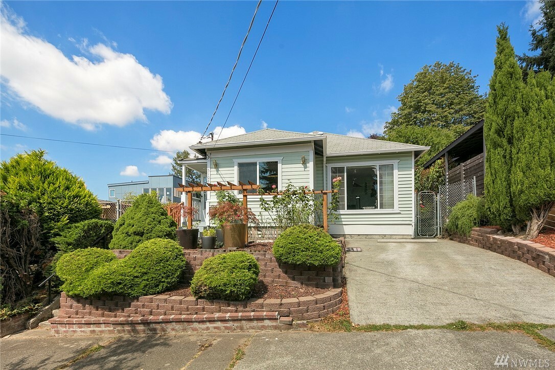 Property Photo:  5108 S Orchard St  WA 98118 