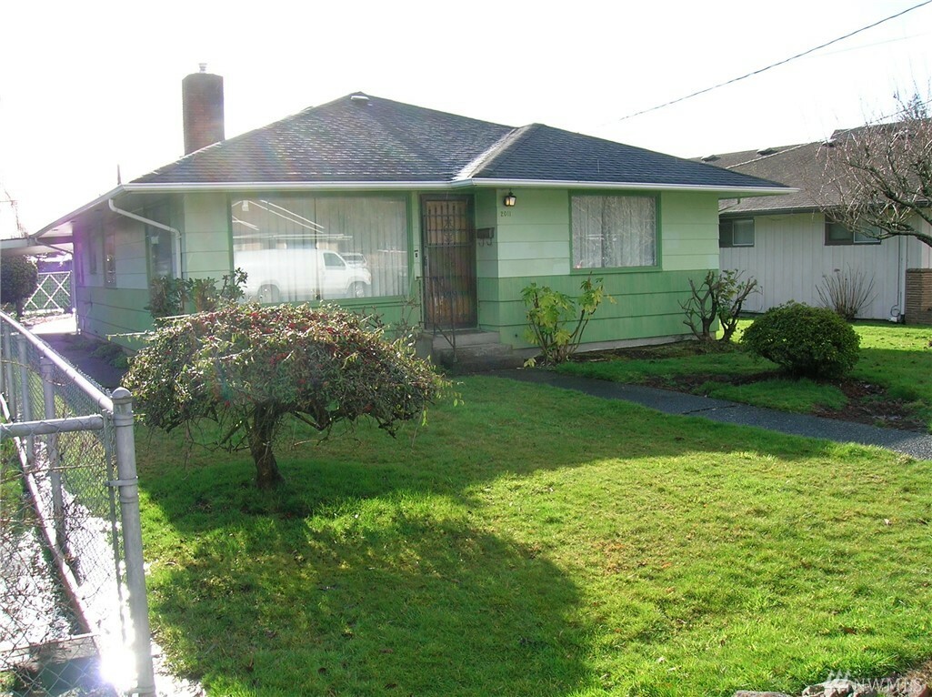 Property Photo:  2011 Aberdeen Ave  WA 98520 
