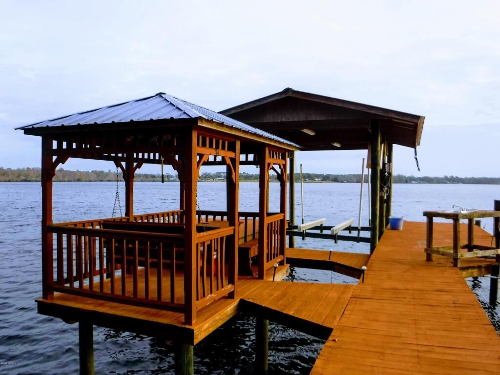Property Photo: 213 Moritani Point Road FL 32131