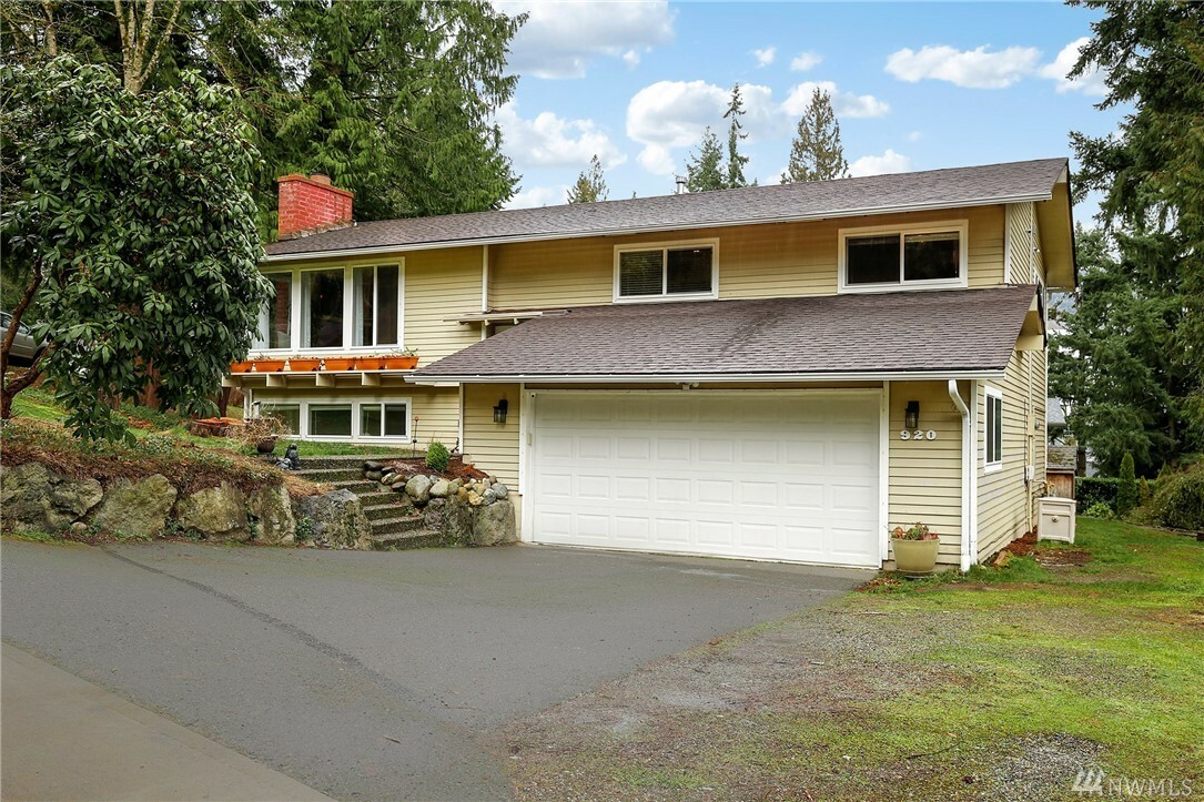 Property Photo:  920 W Sunset Wy  WA 98027 