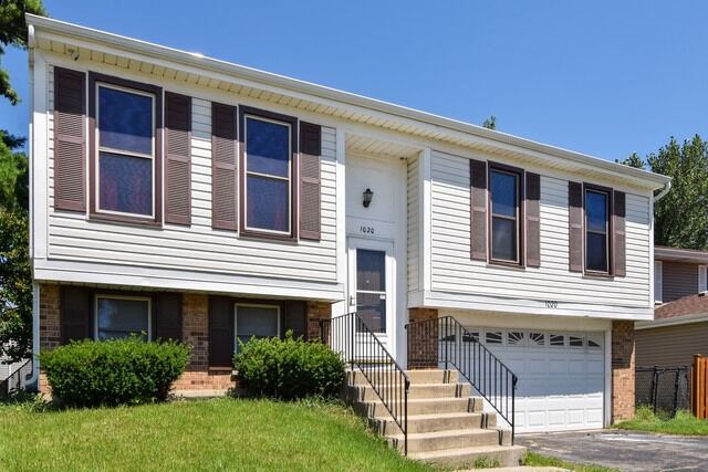 Property Photo:  1020 Woodside Drive  IL 60172 