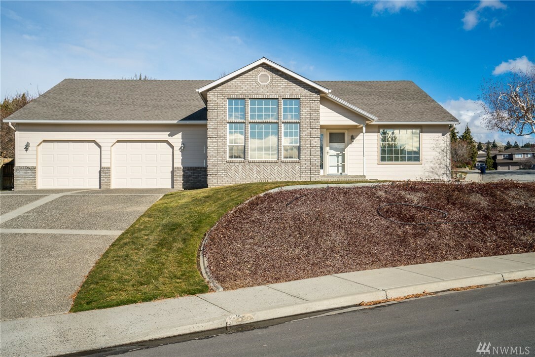 Property Photo:  1031 N Grover Ave  WA 98802 