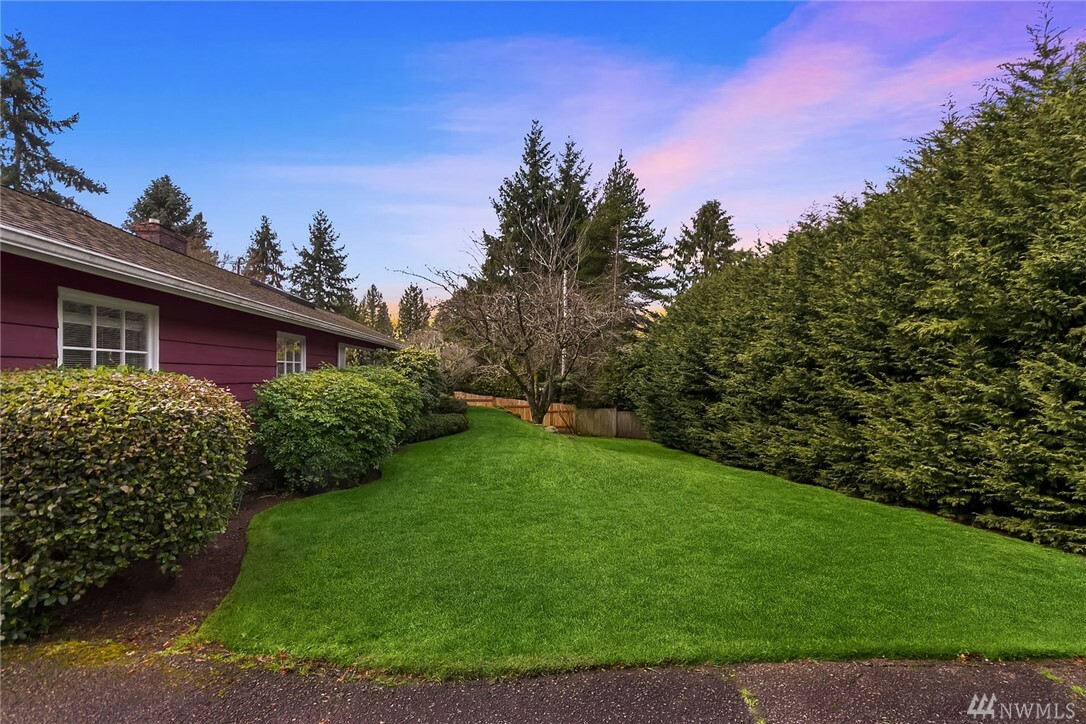 Property Photo:  8809 NE 28th St  WA 98004 