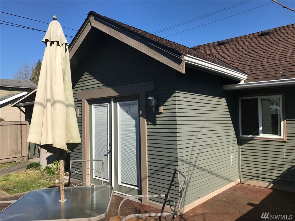 Property Photo:  1609 McDougall Ave B  WA 98201 