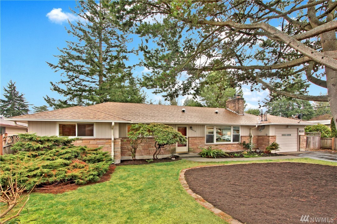 Property Photo:  8512 Maple Lane  WA 98026 