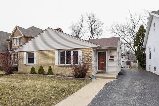 Property Photo:  291 Maple Avenue  IL 60126 