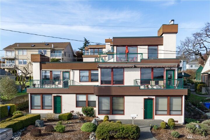 Property Photo:  1415 SE 9th Ave B301  WA 98277 