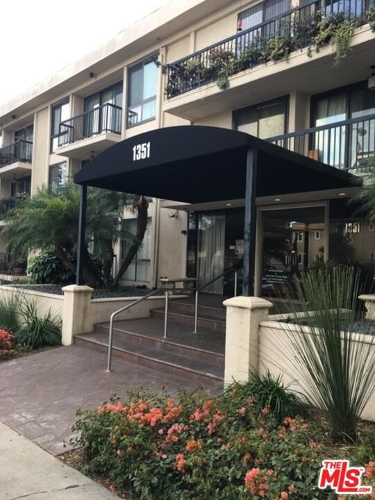 Property Photo:  1351 N Crescent Heights 305  CA 90046 