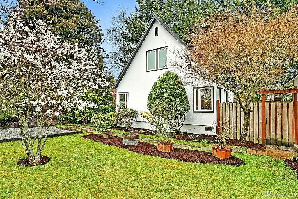 Property Photo:  1645 N 167th St  WA 98133 