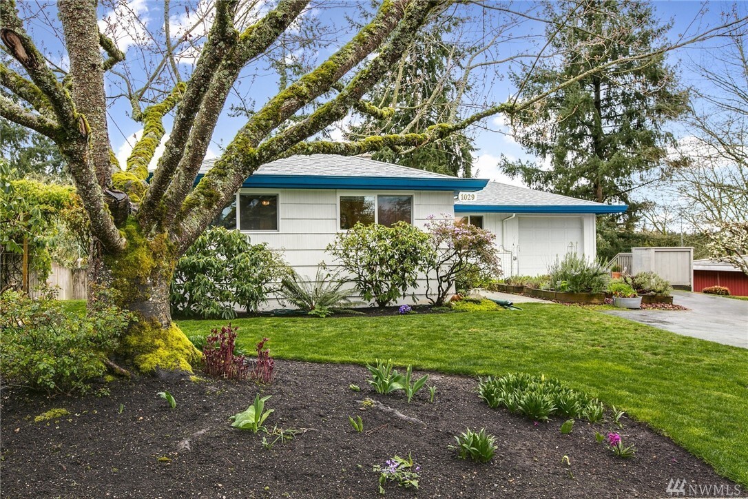 Property Photo: 1029 158th Place SE WA 98008
