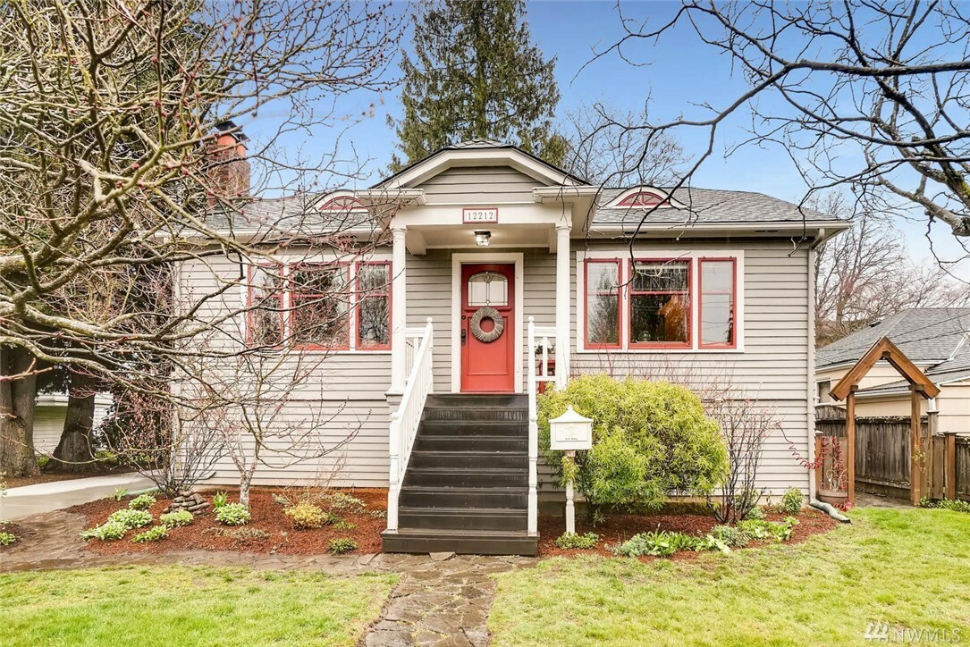 Property Photo:  12212 Phinney Ave N  WA 98133 