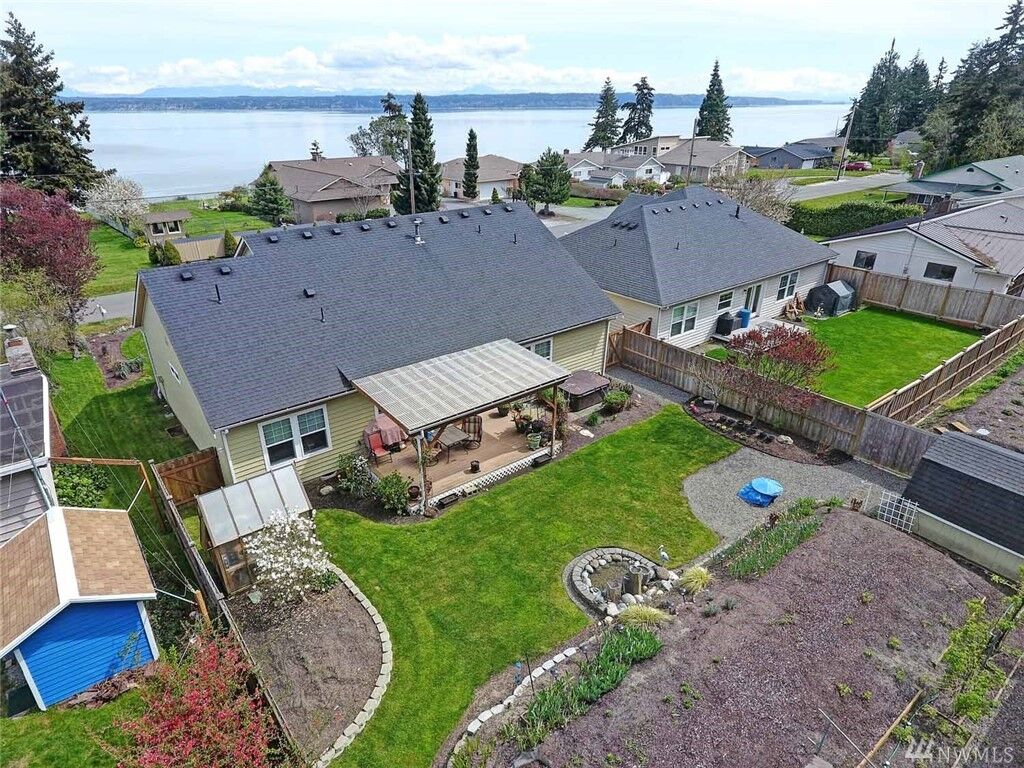 Property Photo:  1608 Country Club Dr  WA 98282 