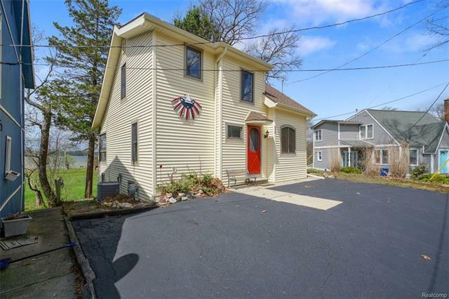 Property Photo: 624 Oakcrest Lane MI 48386