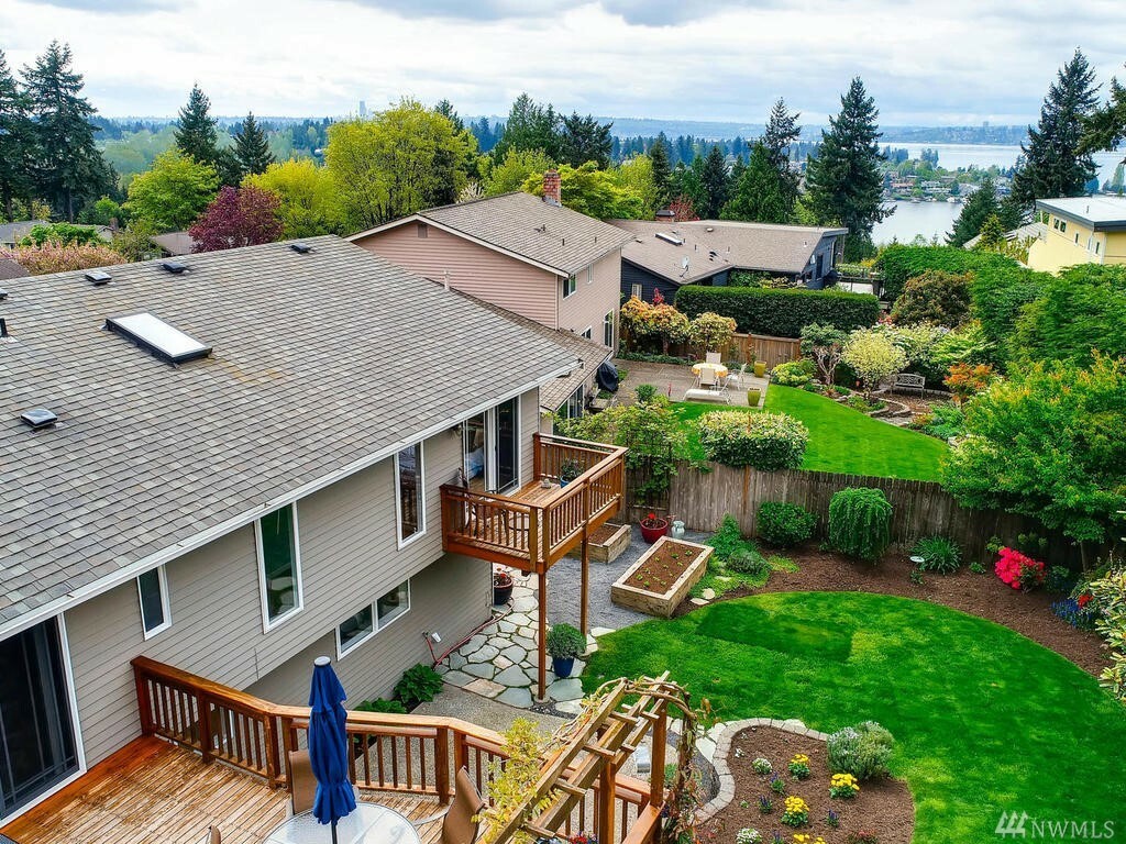 Property Photo:  10602 NE 44th St  WA 98033 