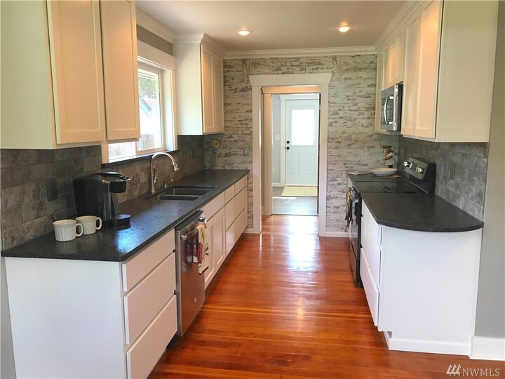 Property Photo:  909 Okanogan Ave  WA 98801 