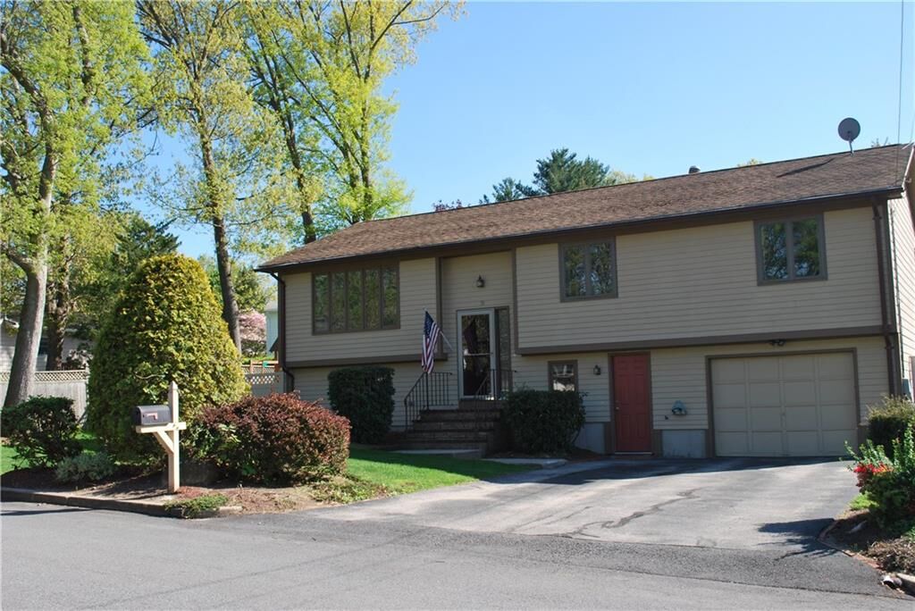 Property Photo:  31 Meadow View Blvd  RI 02904 