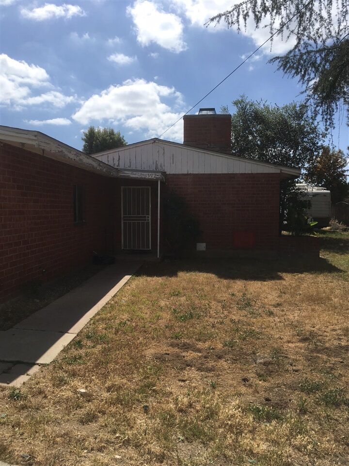Property Photo:  1592 Via Paloma  CA 92026 