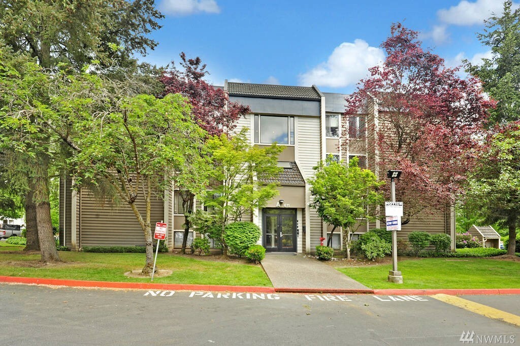 Property Photo:  611 SW 5th Ct A205  WA 98057 