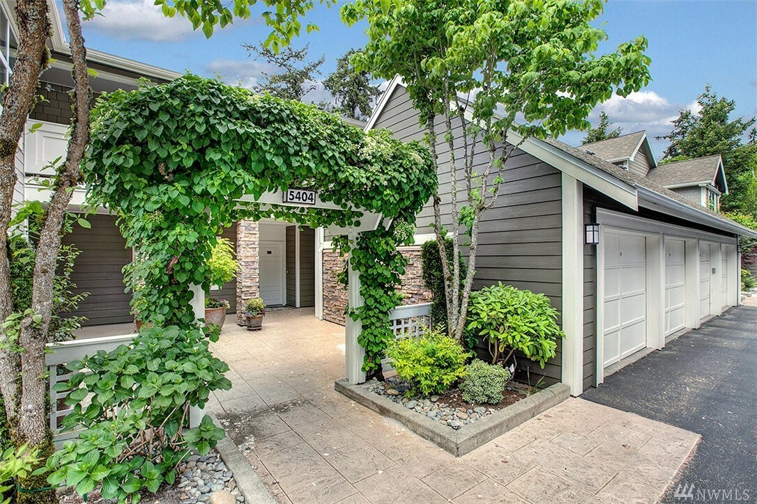 Property Photo:  5404 Lake Washington Blvd NE F  WA 98033 