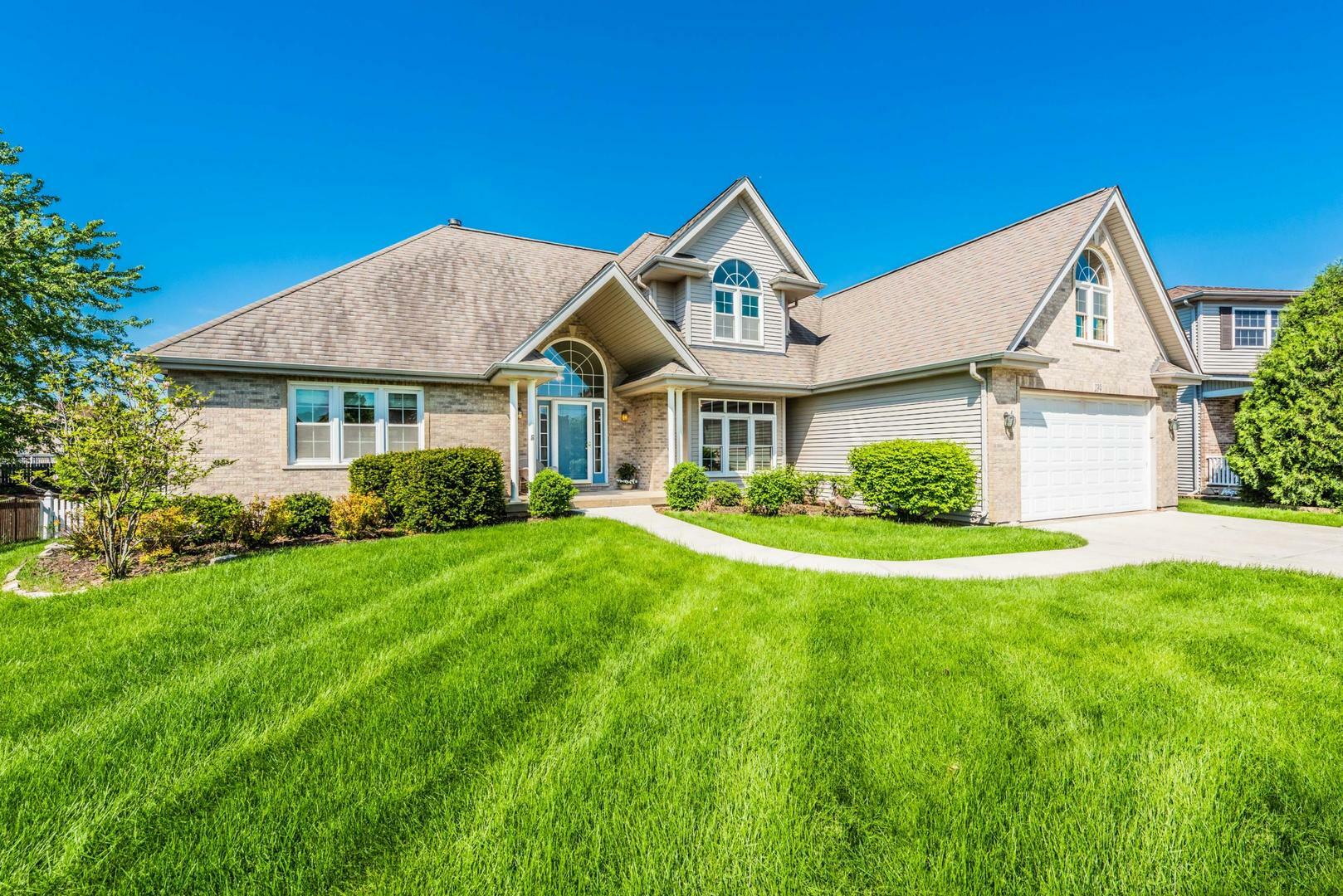 Property Photo: 194 Lynn Street IL 60177