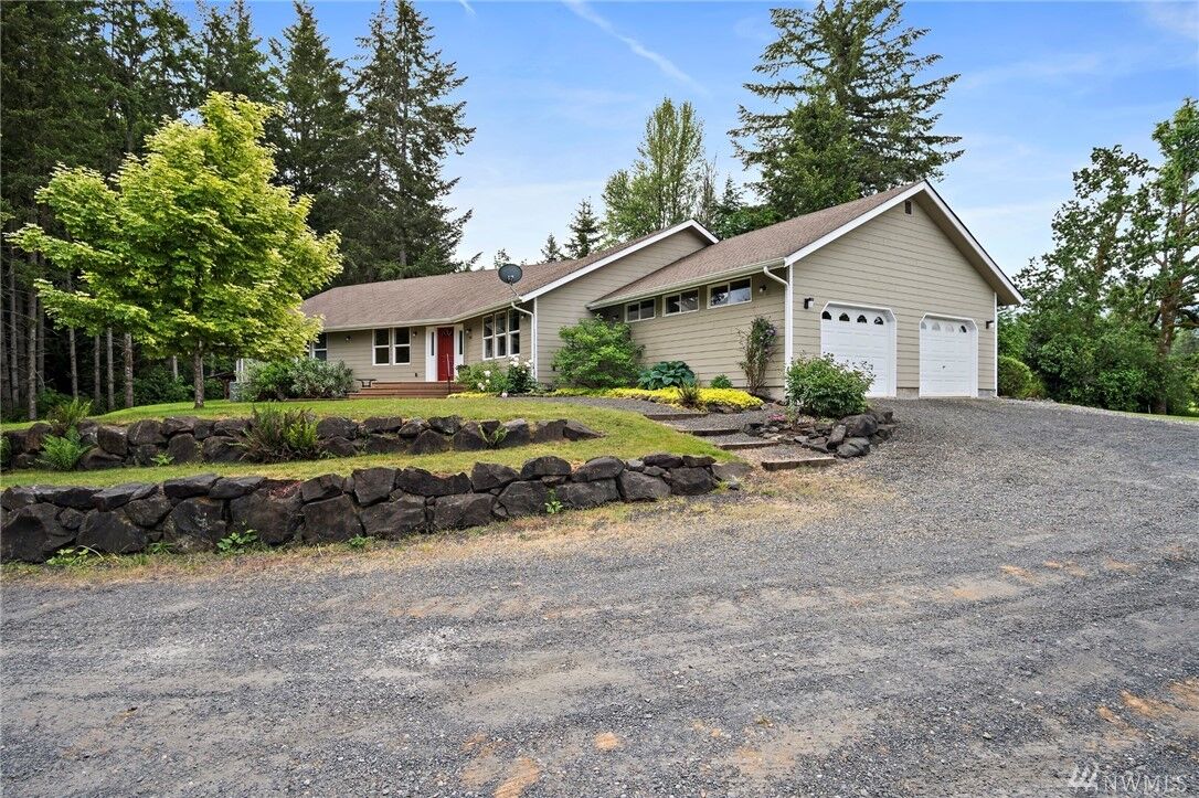 Property Photo:  924 Roswell Rd  WA 98531 