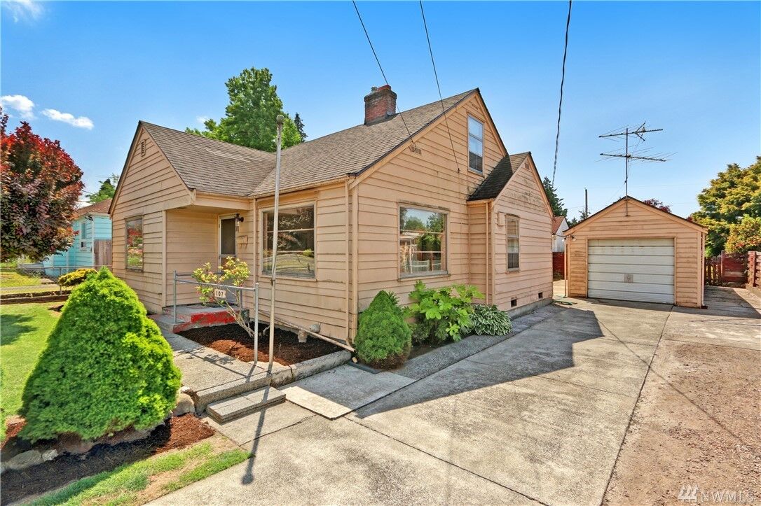 Property Photo:  107 R St SE  WA 98002 