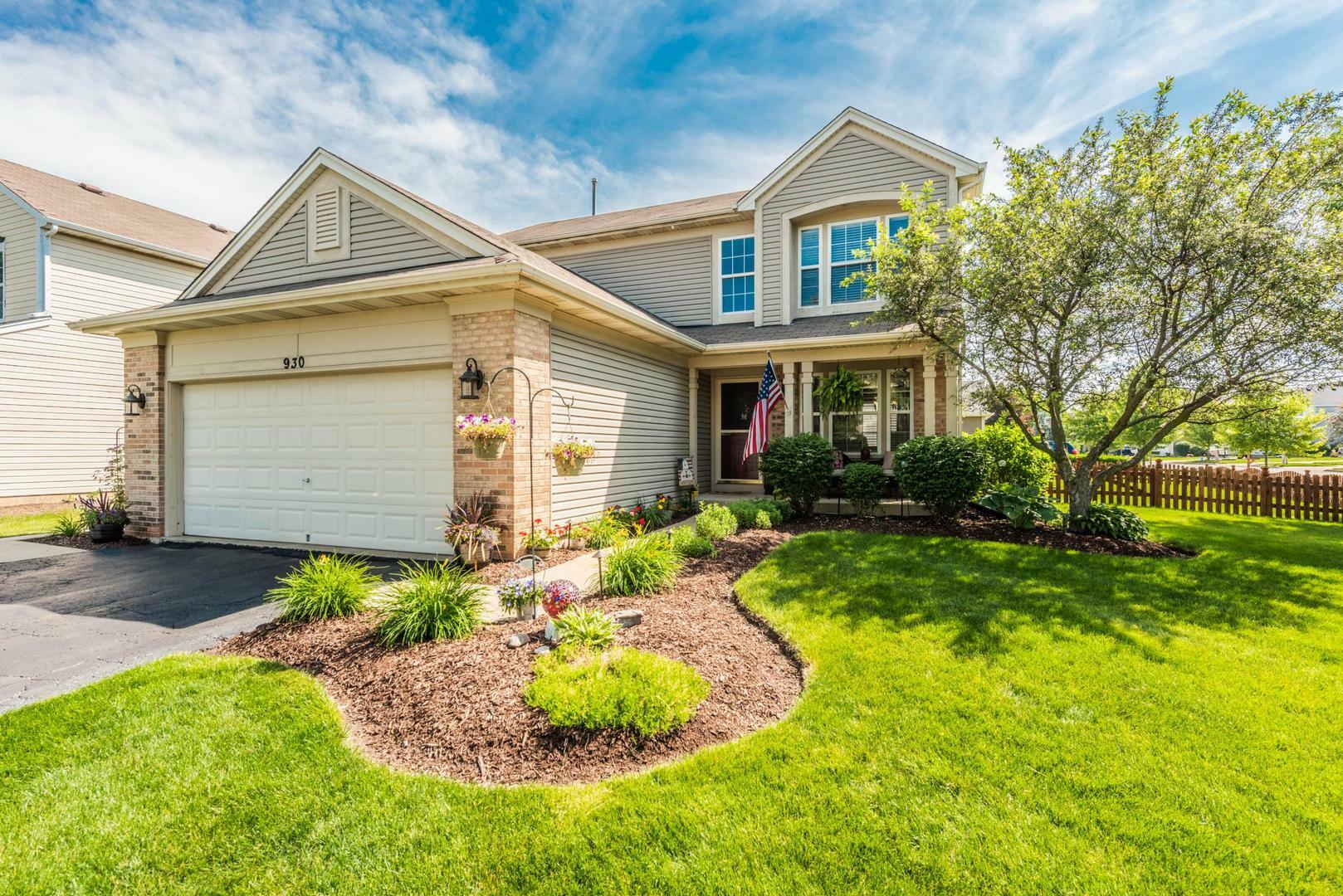 Property Photo: 930 Lancaster Circle IL 60177