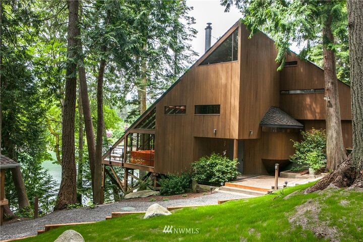 Property Photo: 8100 NE Hidden Cove Road WA 98110