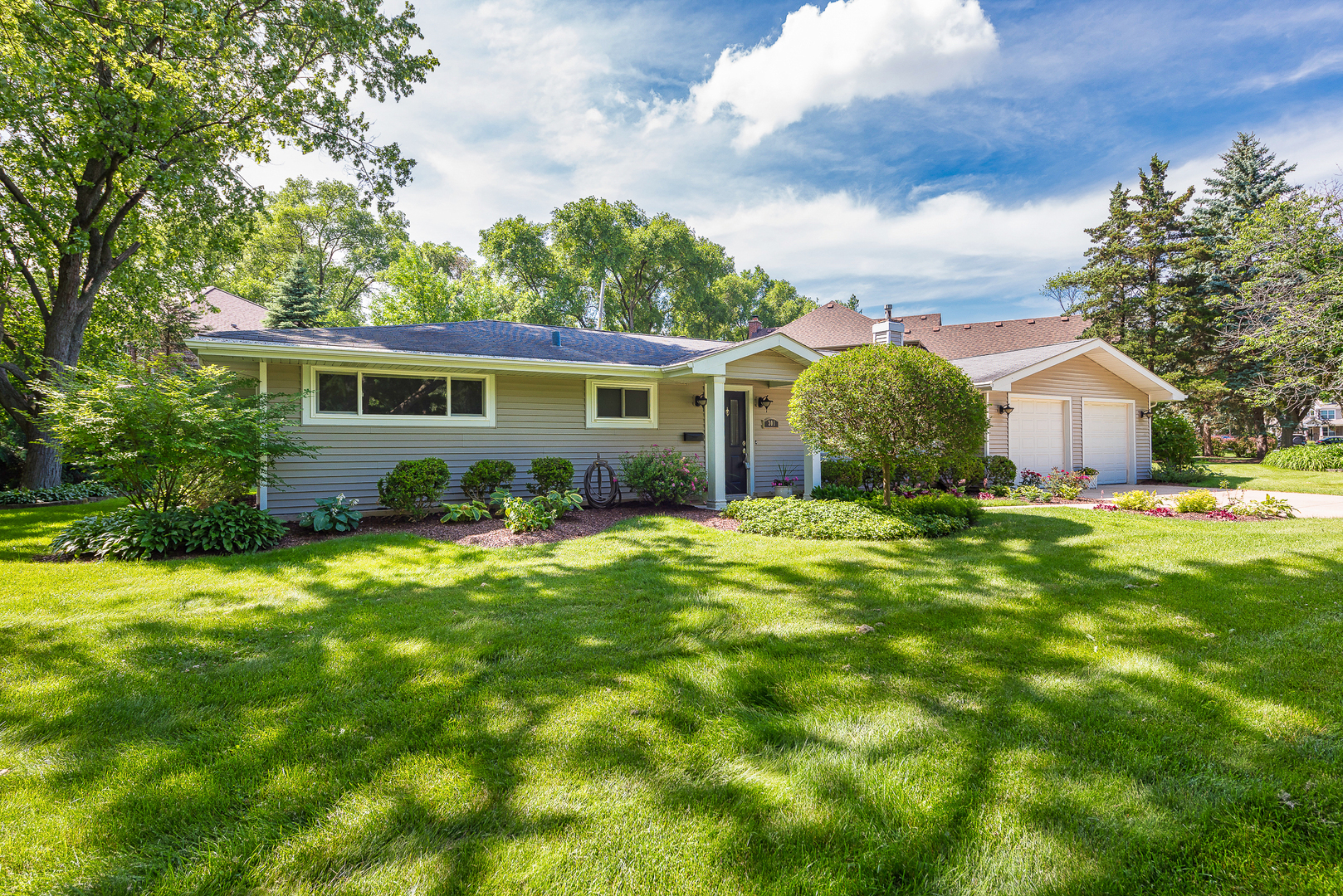 Property Photo: 301 West Brookside Circle IL 60187