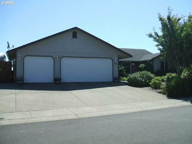 Property Photo: 74 Park Village Dr OR 97439