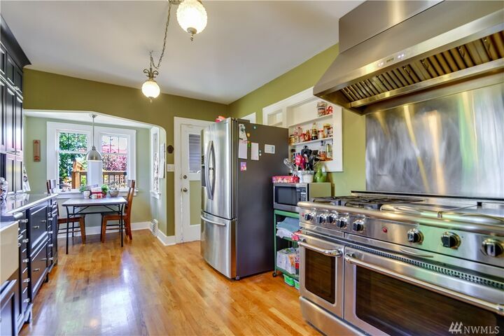 Property Photo:  1301 Oakes Ave  WA 98201 