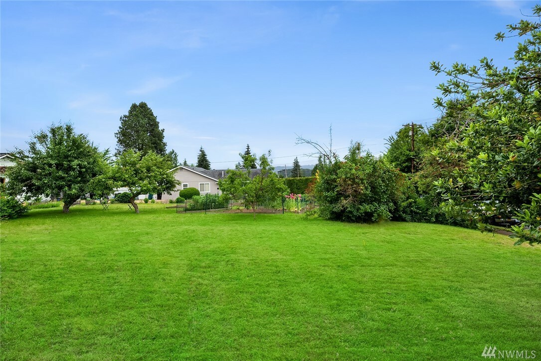 Property Photo:  415 Avenue I  WA 98290 