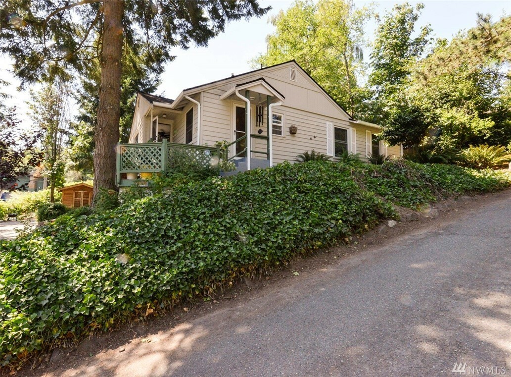 Property Photo:  11245 Roseberg Ave S  WA 98168 