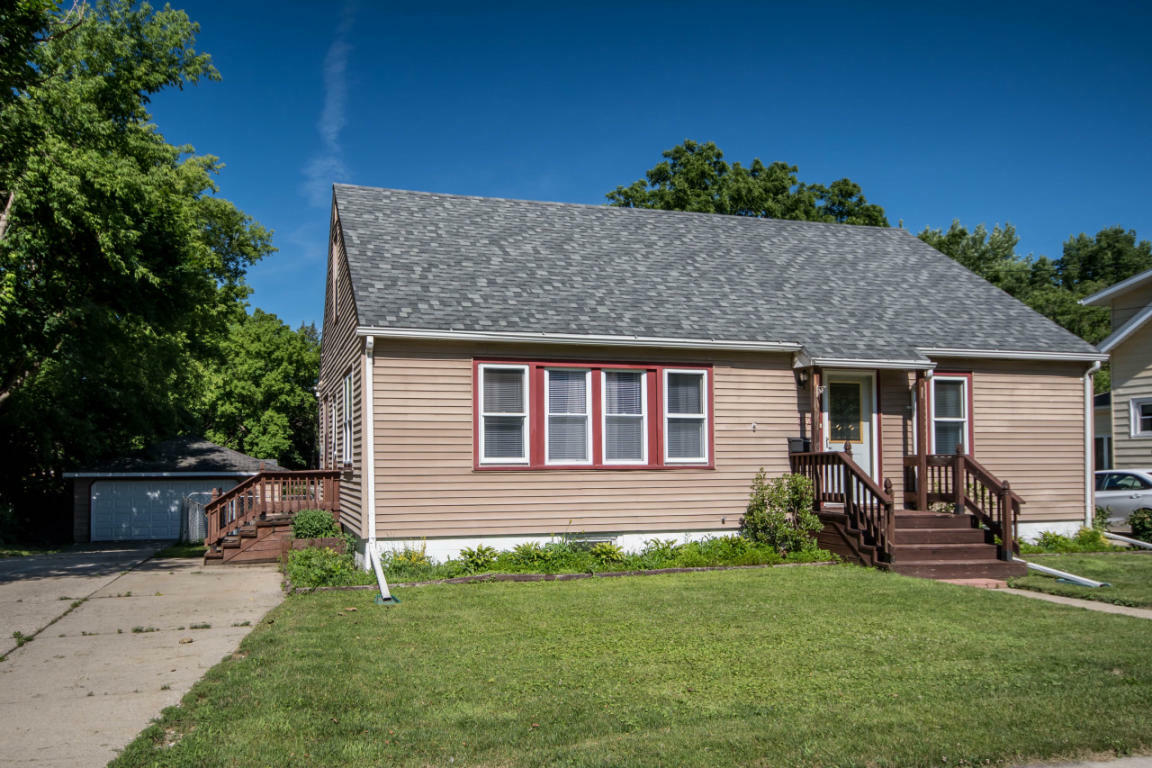 Property Photo:  212 Hinman Ave  WI 53186 