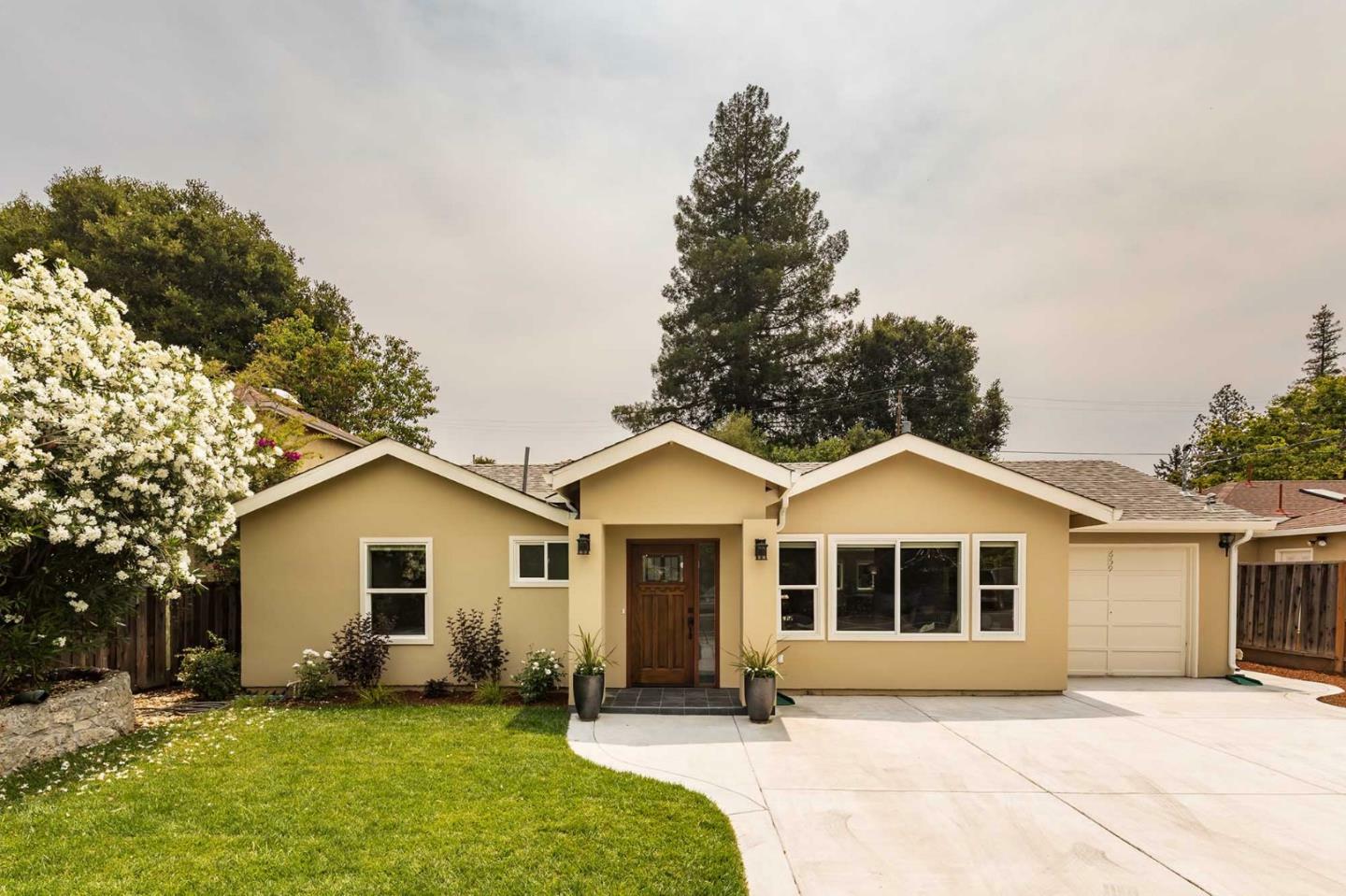 Property Photo:  659 Los Robles Avenue  CA 94306 