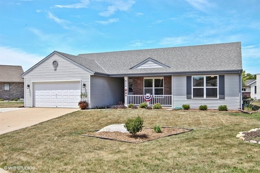 Property Photo:  512 Redwing Ct  WI 53010 