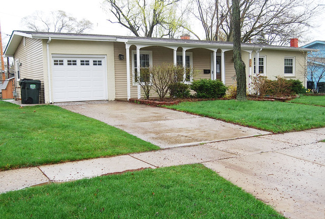 Property Photo:  414 Lakeview Drive  IL 60060 