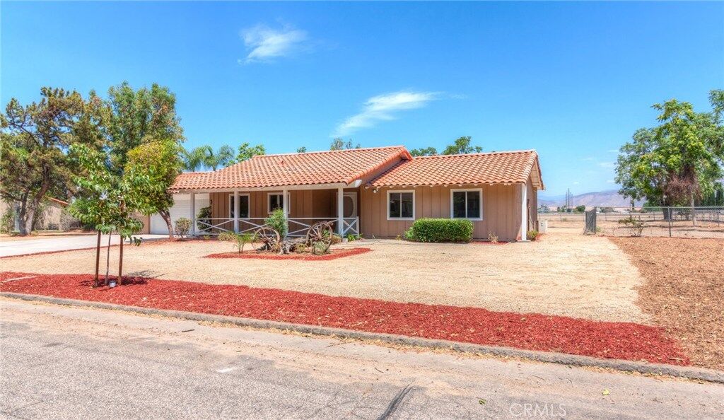 Property Photo: 1584 Clydesdale Court CA 92543
