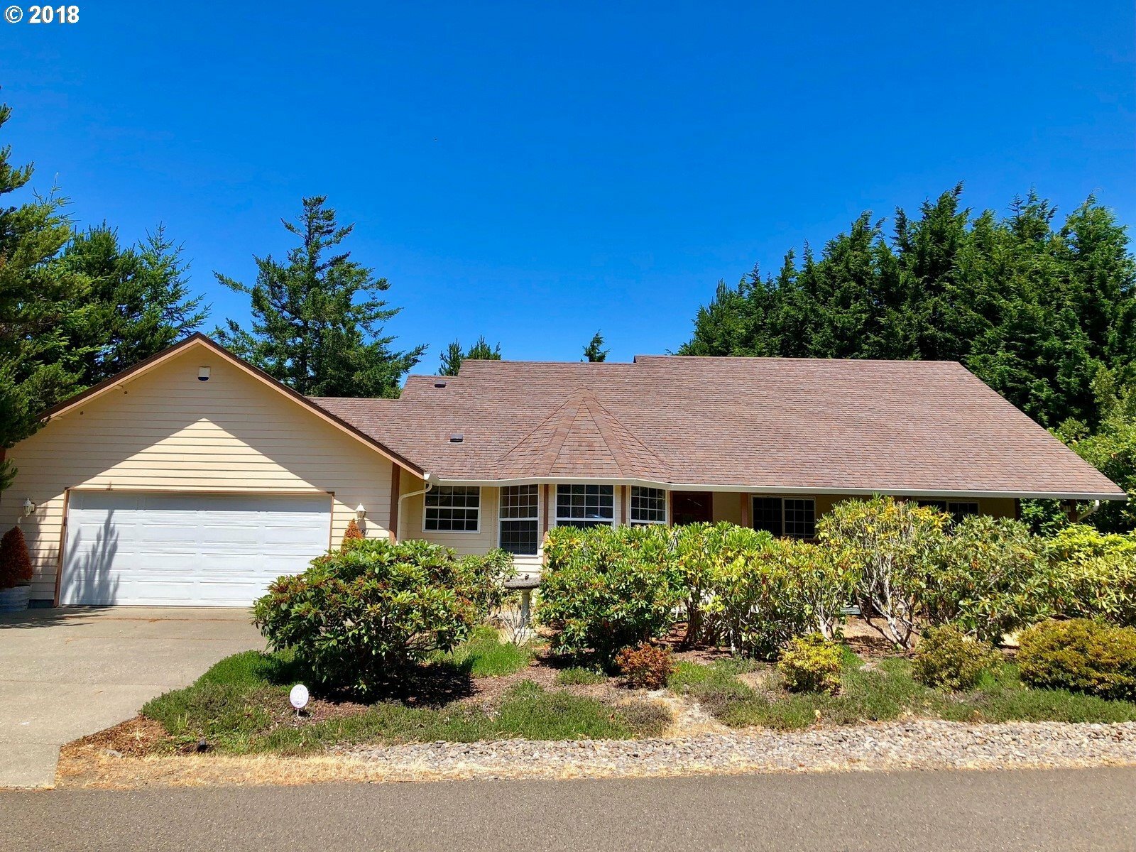 Property Photo: 4881 Cloudcroft Ln OR 97439