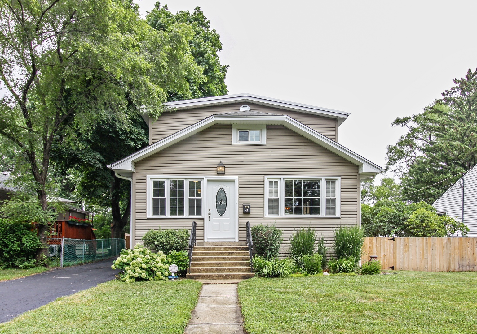 Property Photo:  44 Kenilworth Avenue  IL 60181 