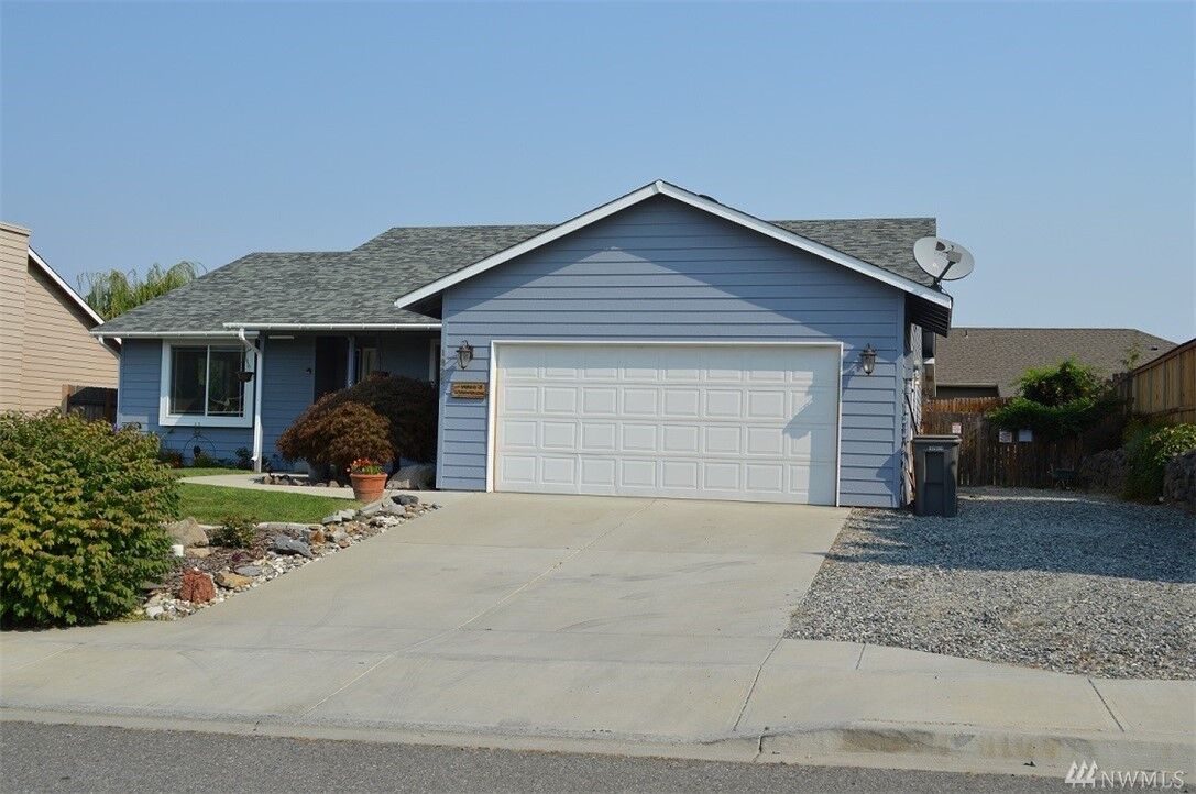 Property Photo:  1925 Bluegrass Ave  WA 98802 