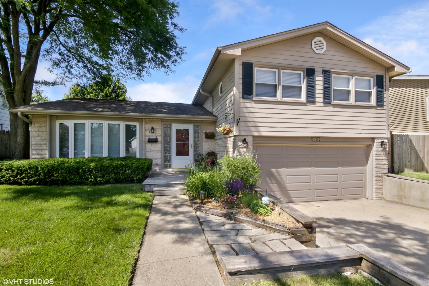 Property Photo:  700 Debra Drive  IL 60016 